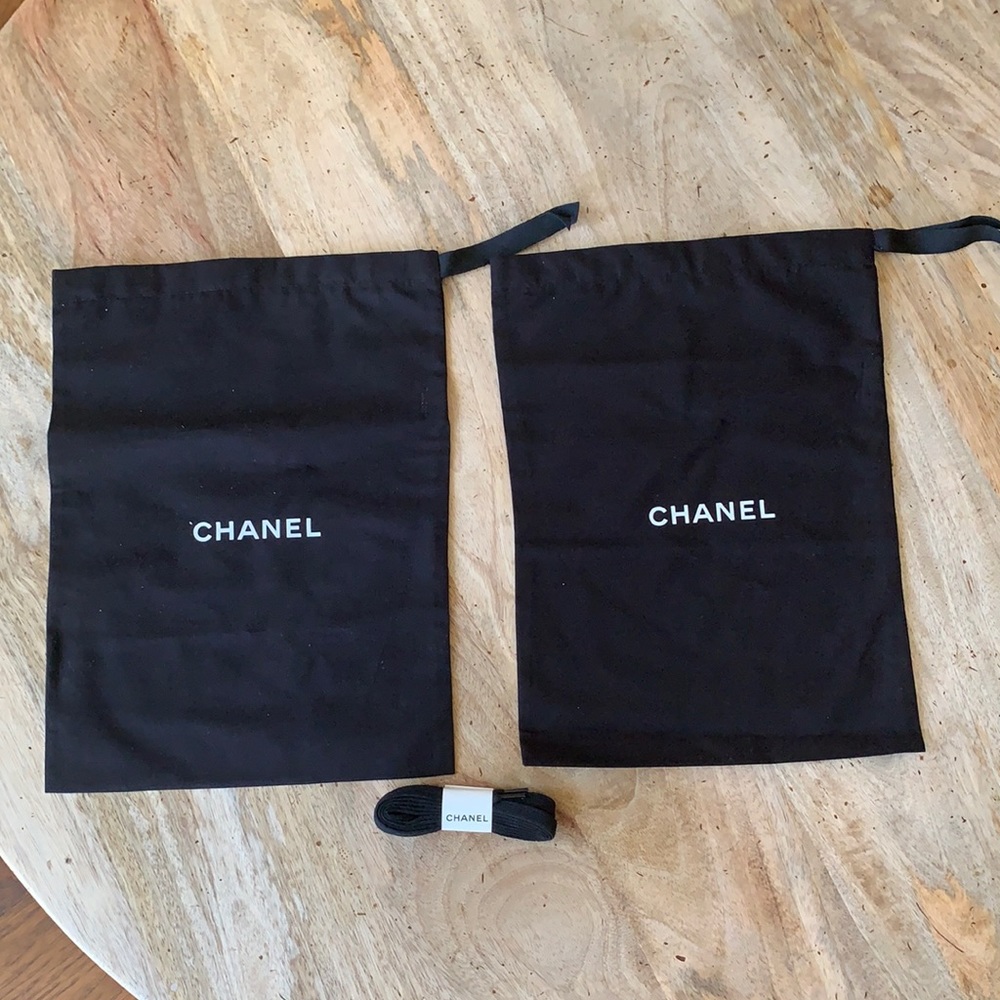 CHANEL pair of dustbag w/pair of shoelace